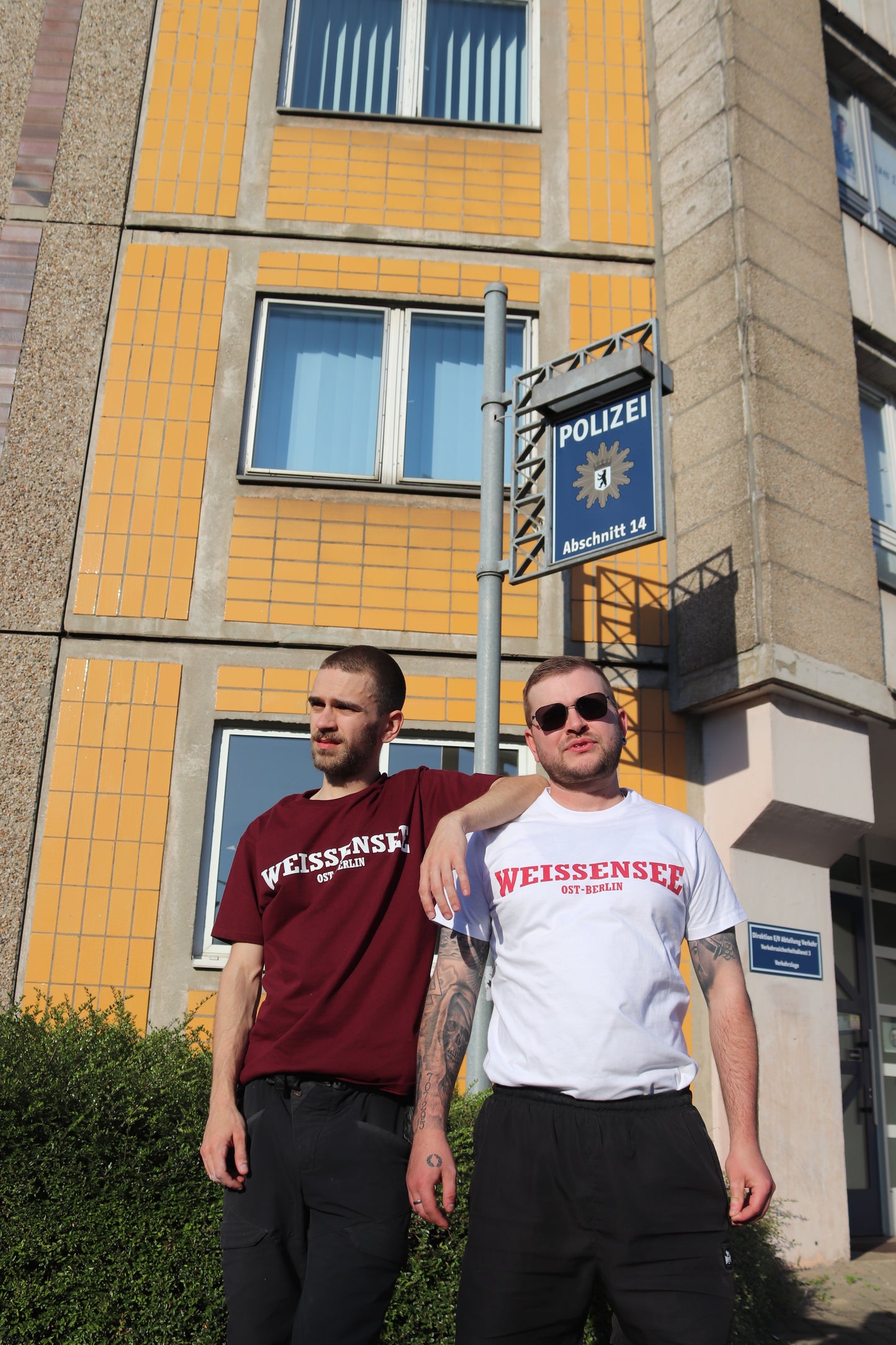 T-Shirt WEISSENSEE OST-BERLIN manufactured by HOOLYWOOD kurzarm Siebdruck Made in Germany (weinrot - oxblood)