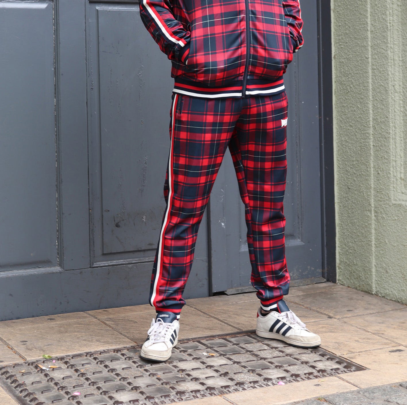 Trainingshose "The Gentlemen" von LONSDALE LONDON (karriert - wickstone red-blue)
