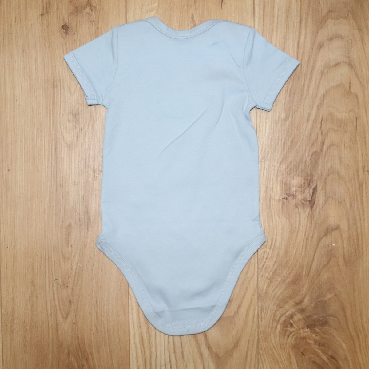HOOLYWOOD Strampler Baby Bodysuit mit hochwärtigen 2 farbigen HOOLYWOOD-OST BERLIN Stick (hellblau - skyblue)
