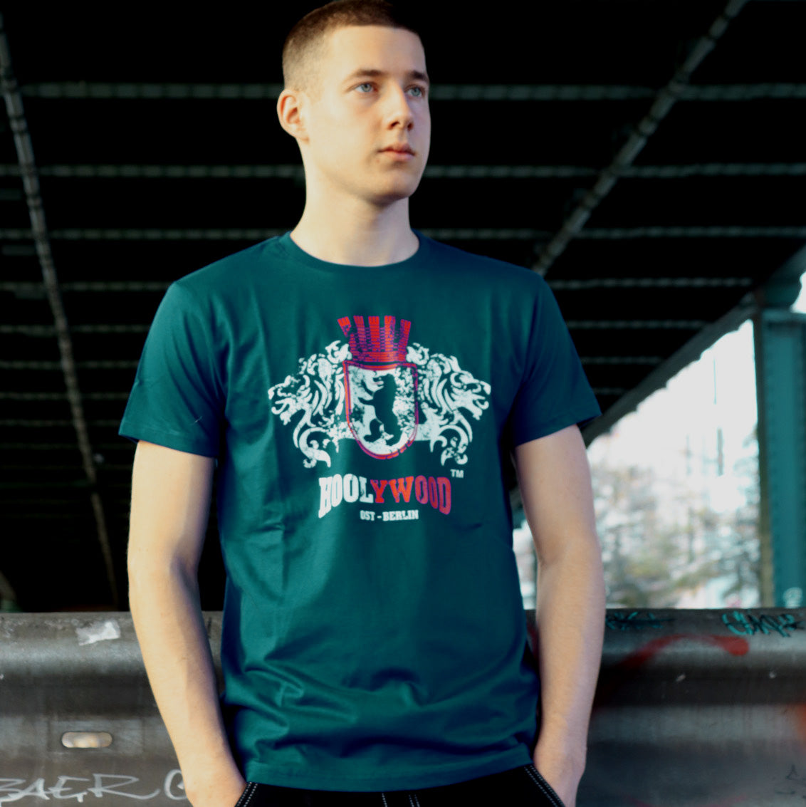 HOOLYWOOD – COAT OF ARMS T-Shirt/Nicki mit großem LION OST-BERLIN wappen Brustdruck Made in Germany (petrol blue)