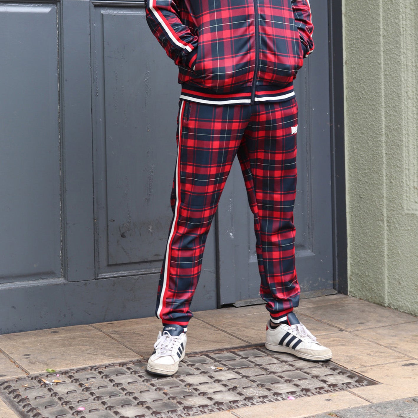 Trainingshose "The Gentlemen" von LONSDALE LONDON (karriert - wickstone red-blue)