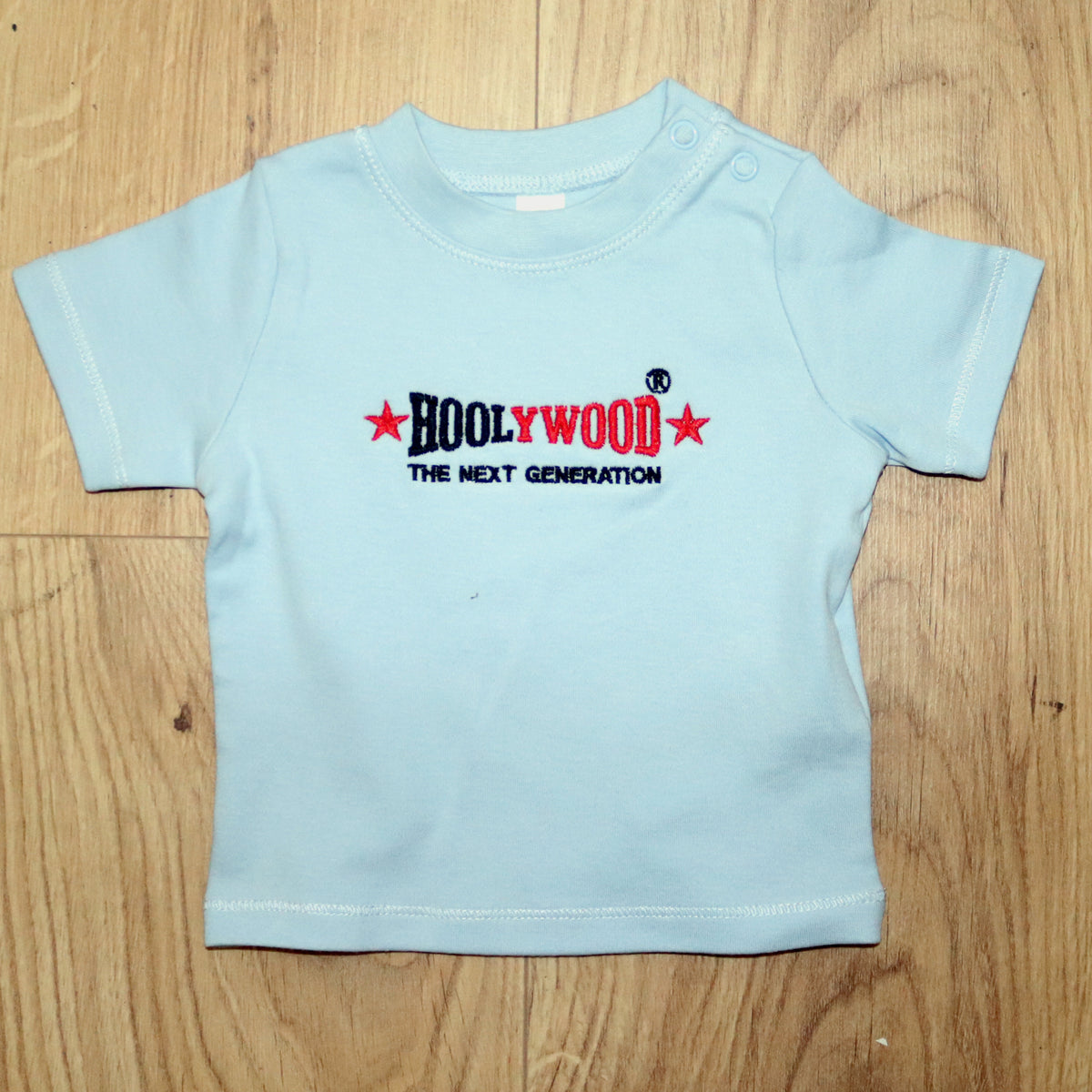 HOOLYWOOD Baby T-Shirt THE NEXT GENERATION hochwärtiger zweifarbiger Stick Made in Germany (sky blue)