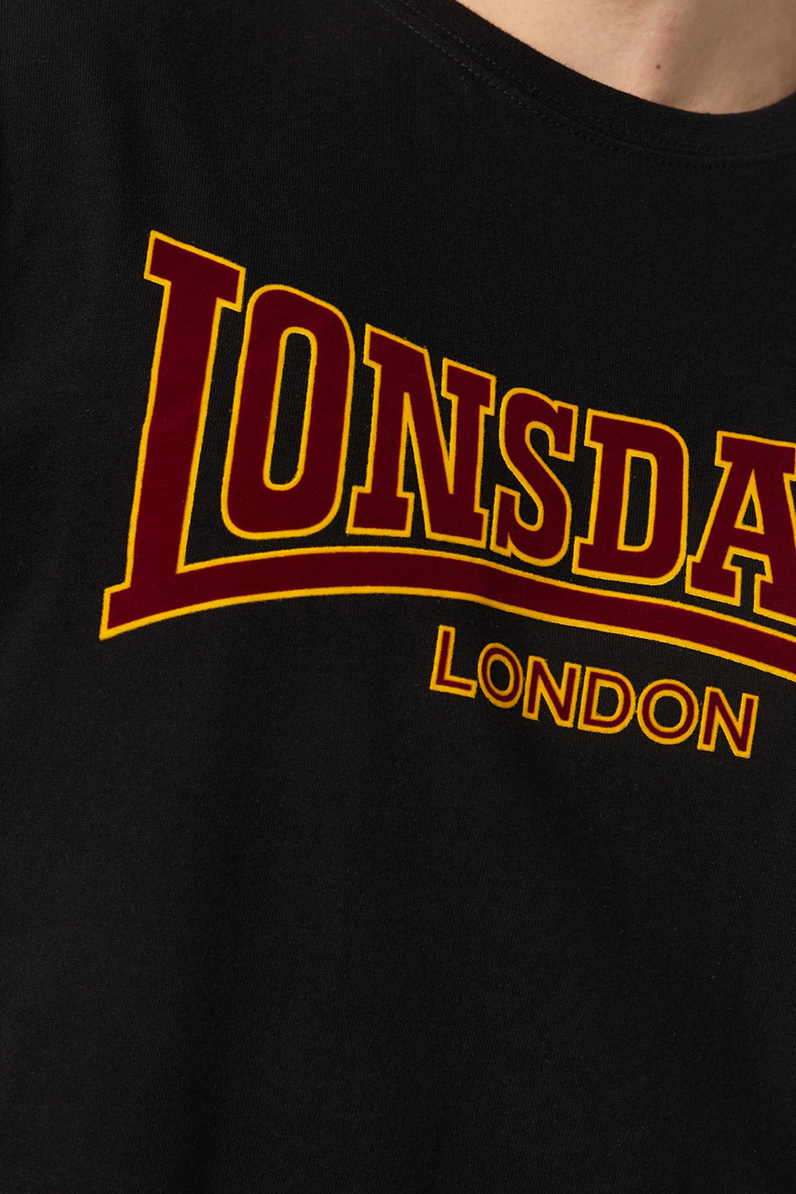 LONSDALE LONDON T-Shirt mit klassischem Flockdruck auf der Brust/Front (black - schwarz)
