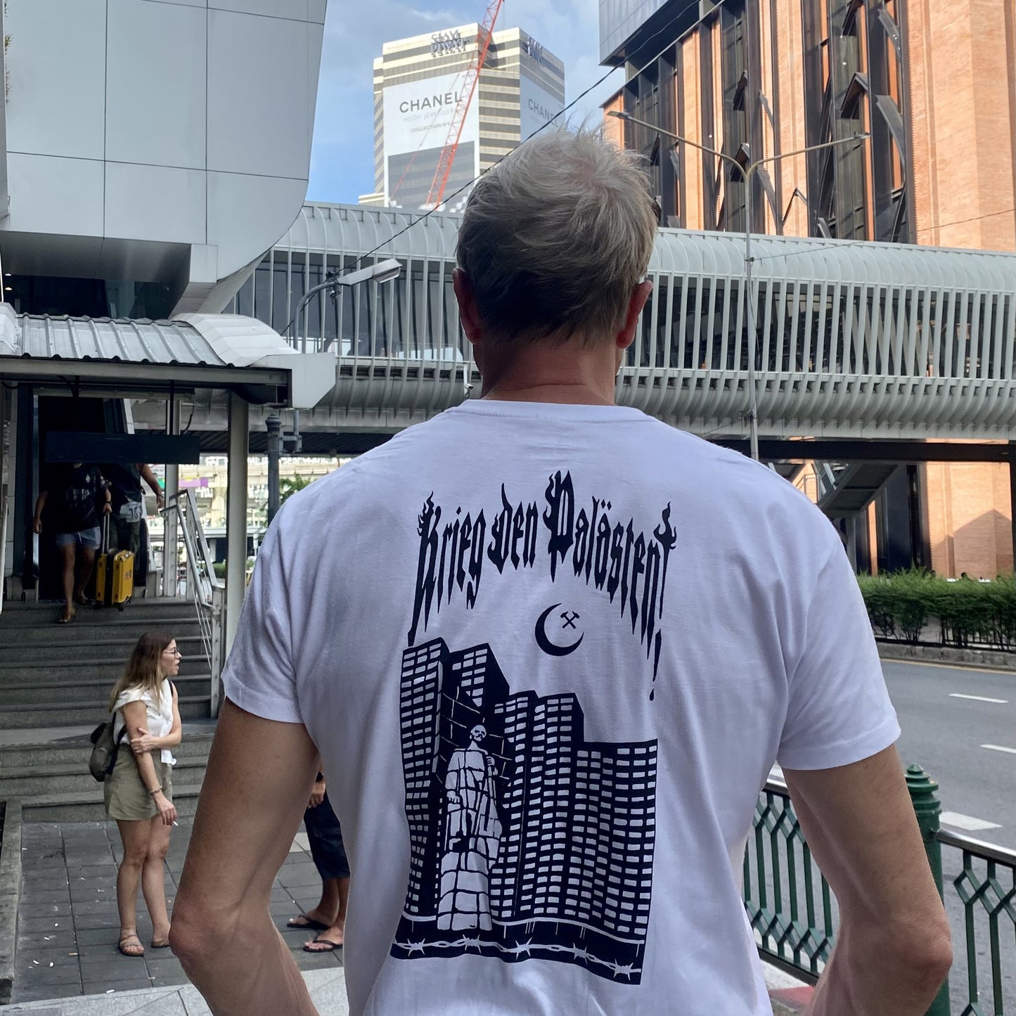 HOOLYWOOD - KRIEG DEN PALÄSTEN - unsere neue Serie von streng limitierten T-Shirts/Nickis mit großem HOOLYWOOD Brustdruck und städtebezogenen Rückendruck (weiss/white)