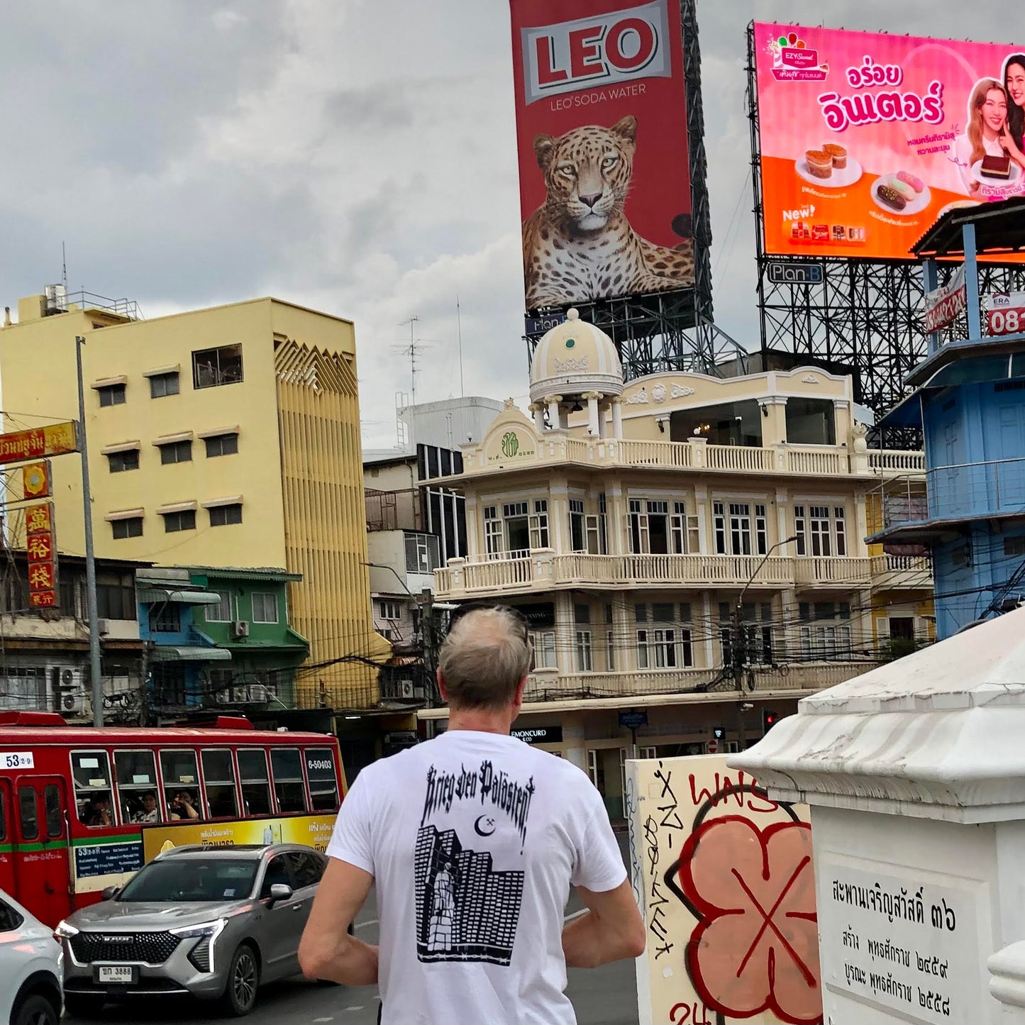 HOOLYWOOD - KRIEG DEN PALÄSTEN - unsere neue Serie von streng limitierten T-Shirts/Nickis mit großem HOOLYWOOD Brustdruck und städtebezogenen Rückendruck (weiss/white)