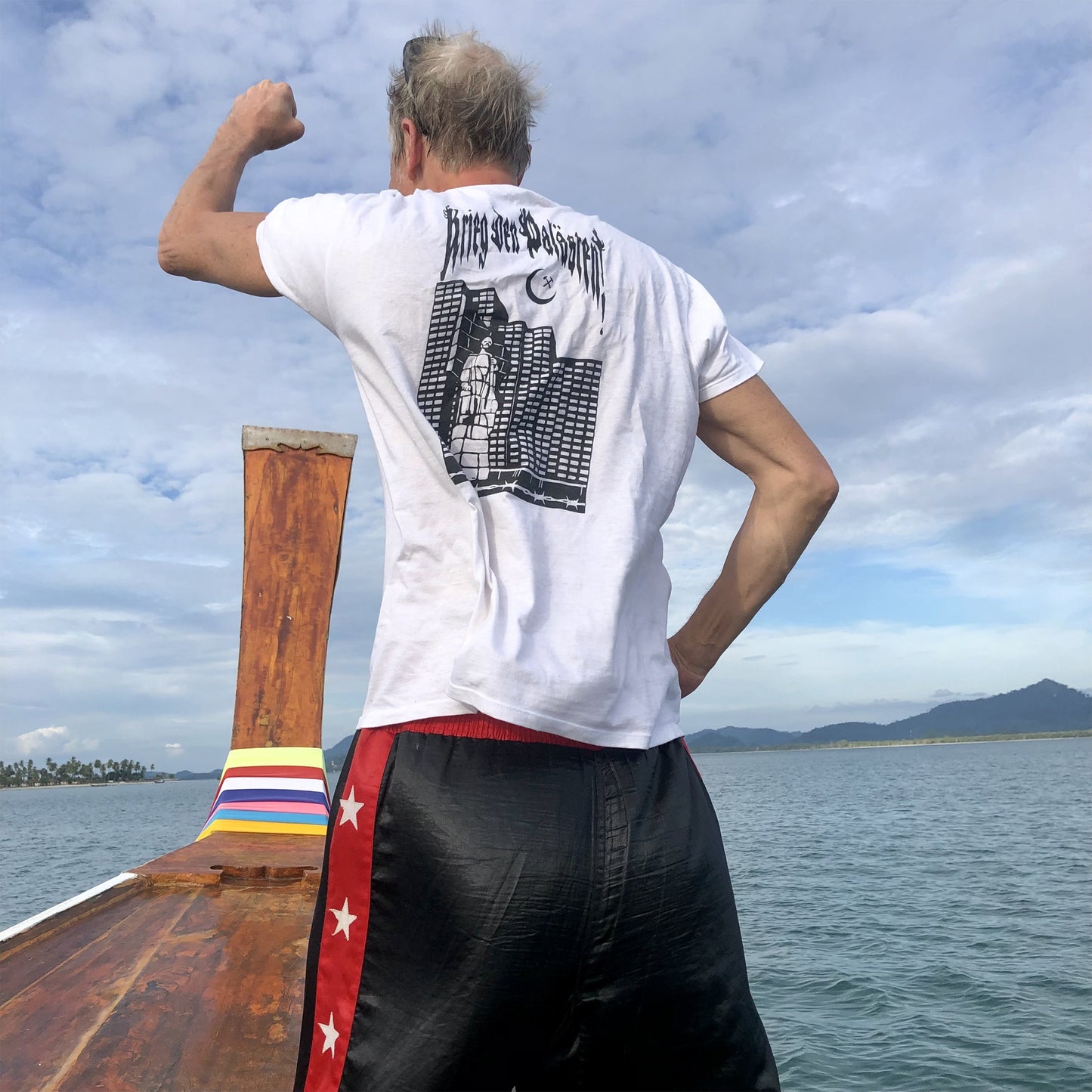 HOOLYWOOD - KRIEG DEN PALÄSTEN - unsere neue Serie von streng limitierten T-Shirts/Nickis mit großem HOOLYWOOD Brustdruck und städtebezogenen Rückendruck (weiss/white)