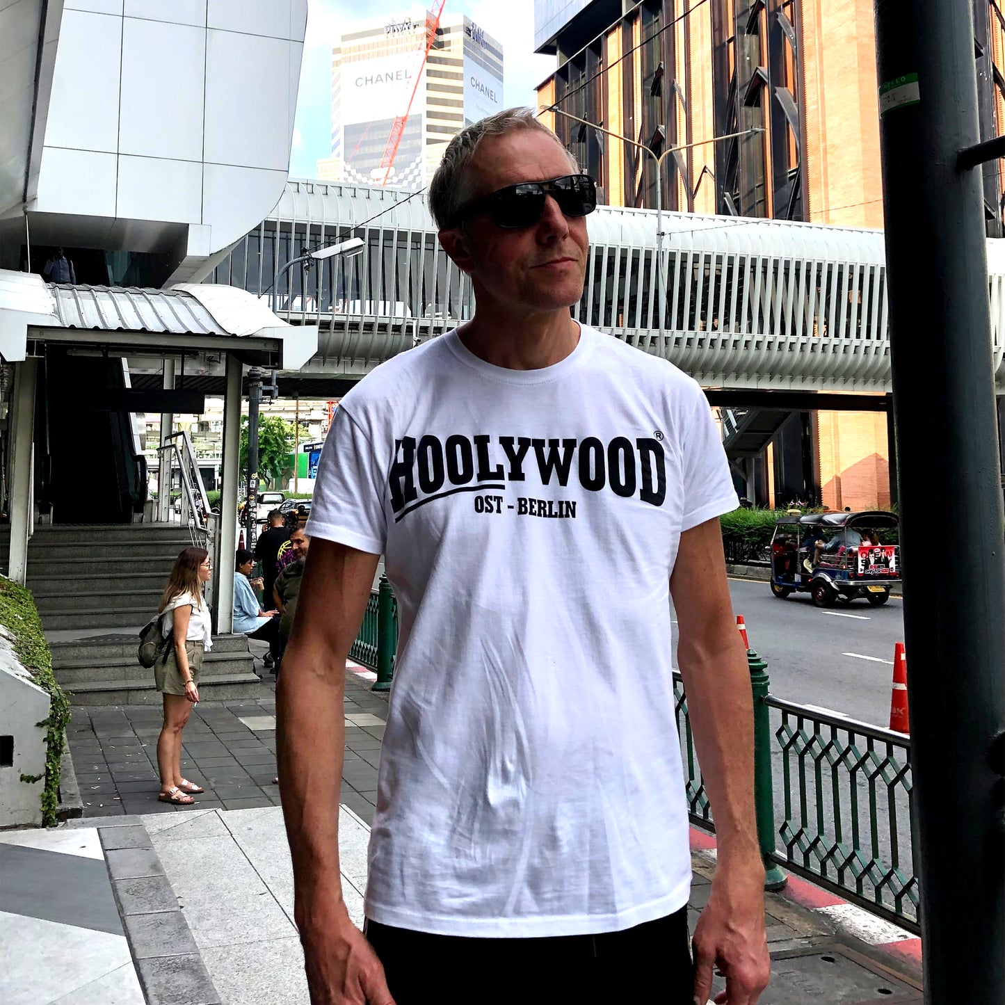 HOOLYWOOD - KRIEG DEN PALÄSTEN - unsere neue Serie von streng limitierten T-Shirts/Nickis mit großem HOOLYWOOD Brustdruck und städtebezogenen Rückendruck (weiss/white)