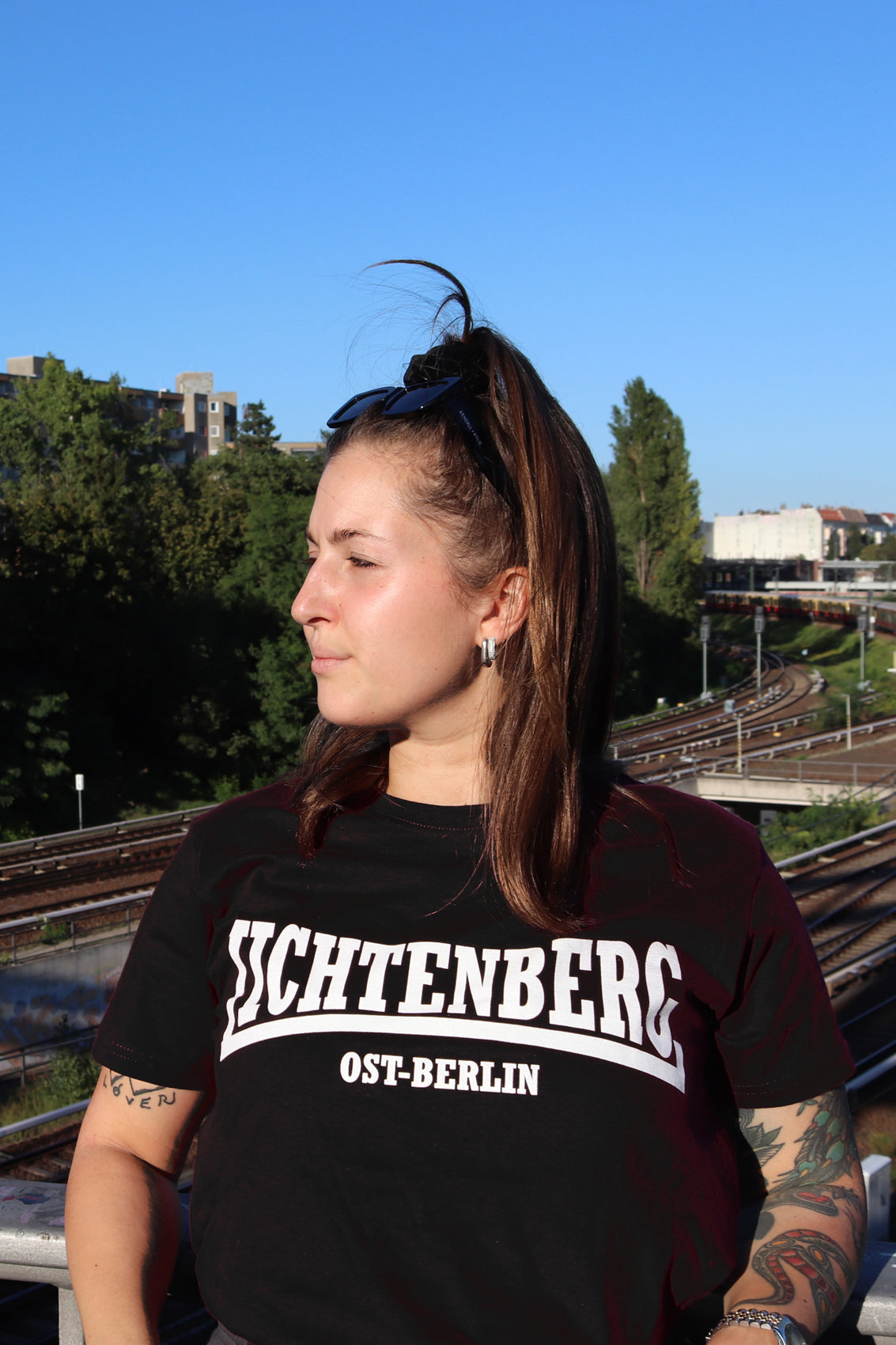 T-Shirt LICHTENBERG OST-BERLIN manufactured by HOOLYWOOD kurzarm Siebdruck Made in Germany (schwarz-black)