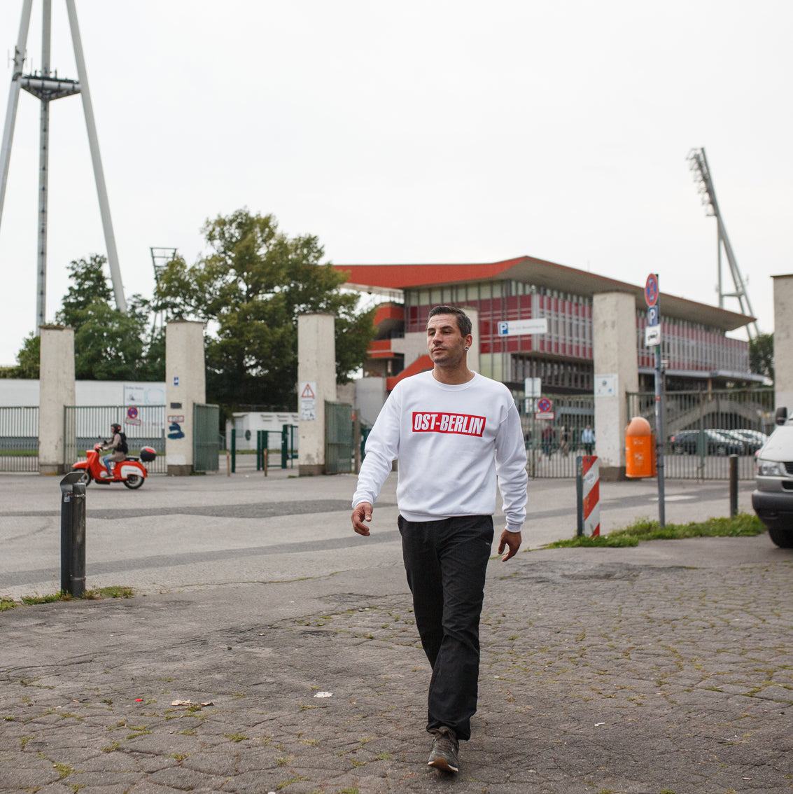 Sweatshirt OST-BERLIN manufactured by HOOLYWOOD Siebdruck Made in Germany (weiss - white)