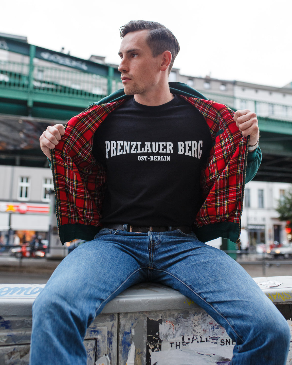 T-Shirt PRENZLAUER BERG OST-BERLIN manufactured by HOOLYWOOD kurzarm Siebdruck Made in Germany (schwarz - black)