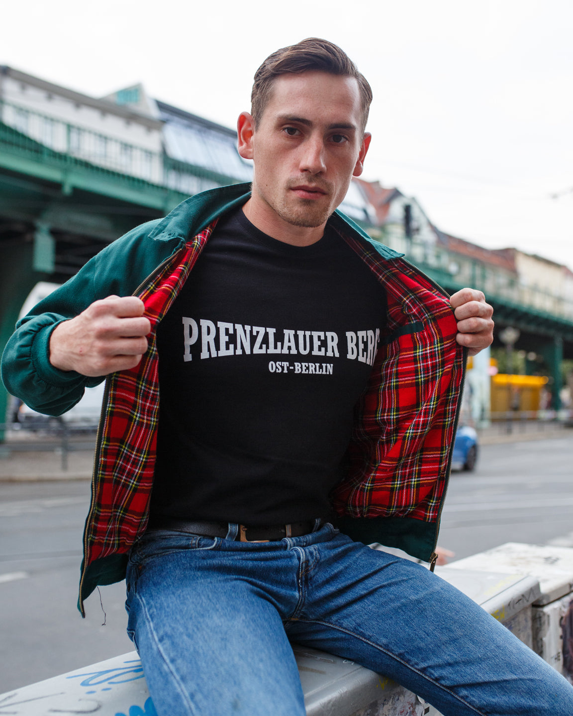 T-Shirt PRENZLAUER BERG OST-BERLIN manufactured by HOOLYWOOD kurzarm Siebdruck Made in Germany (schwarz - black)
