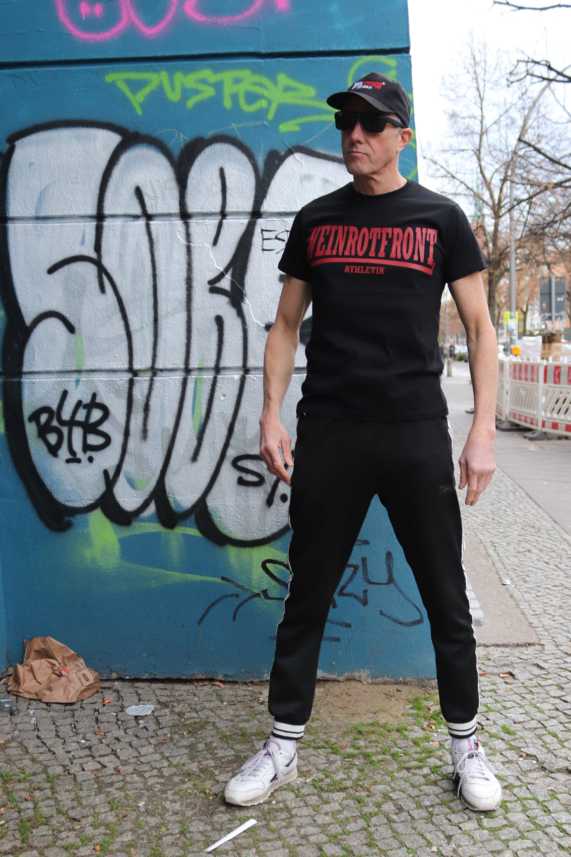 T-Shirt WEINROTFRONT kurzarm manufactured by HOOLYWOOD (schwarz - black)