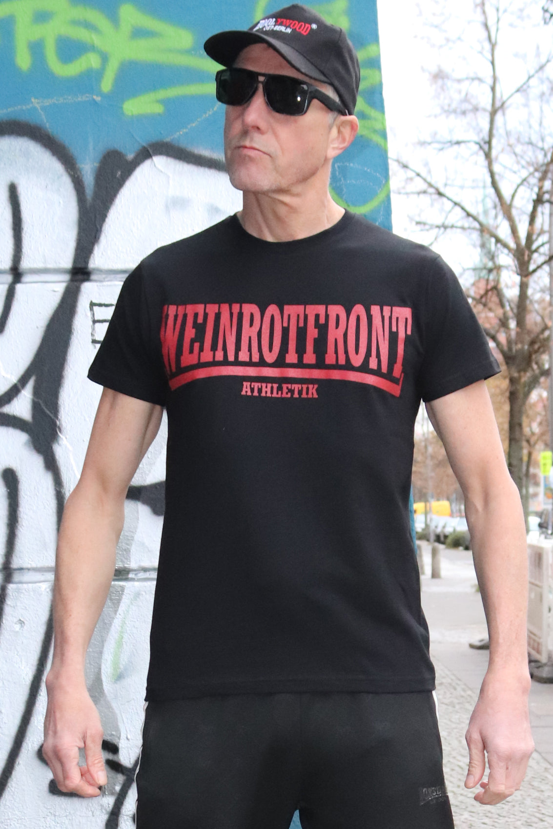 T-Shirt WEINROTFRONT kurzarm manufactured by HOOLYWOOD (schwarz - black)