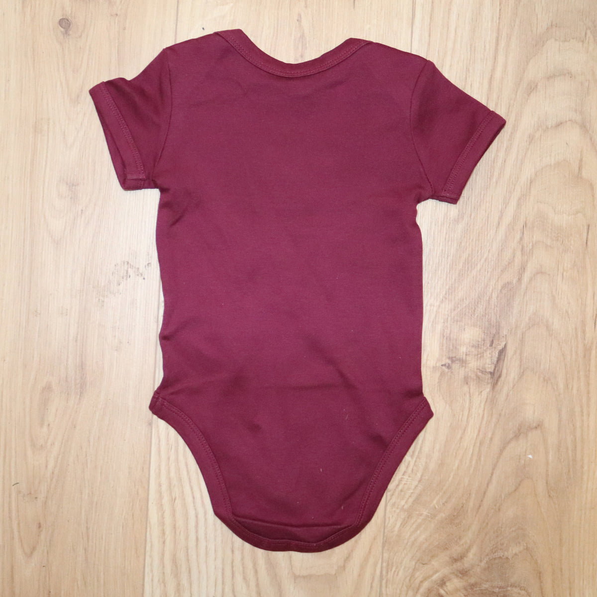 HOOLYWOOD Strampler Baby Bodysuit mit hochwärtigen 2 farbigen Stick (weinrot - burgundy)