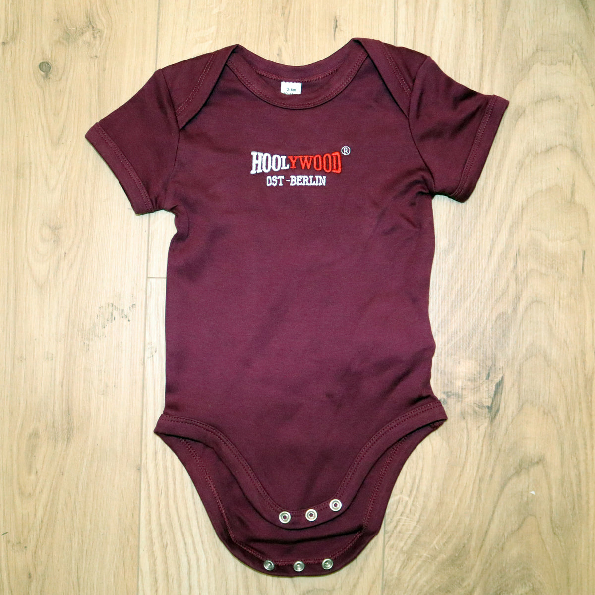 HOOLYWOOD Strampler Baby Bodysuit mit hochwärtigen 2 farbigen Stick (weinrot - burgundy)