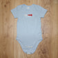 HOOLYWOOD Strampler Baby Bodysuit mit hochwärtigen 2 farbigen HOOLYWOOD-OST BERLIN Stick (hellblau - skyblue)