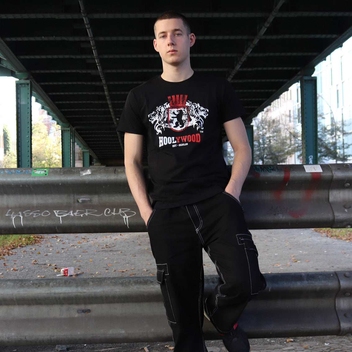 HOOLYWOOD – COAT OF ARMS T-Shirt/Nicki mit großem LION OST-BERLIN Wappen Brustdruck MADE IN GERMANY (schwarz - dark black)