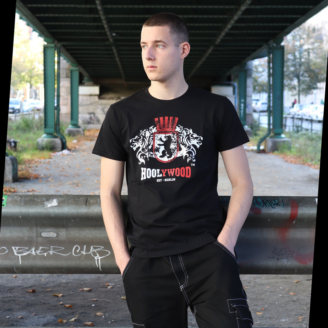 HOOLYWOOD – COAT OF ARMS T-Shirt/Nicki mit großem LION OST-BERLIN Wappen Brustdruck MADE IN GERMANY (schwarz - dark black)