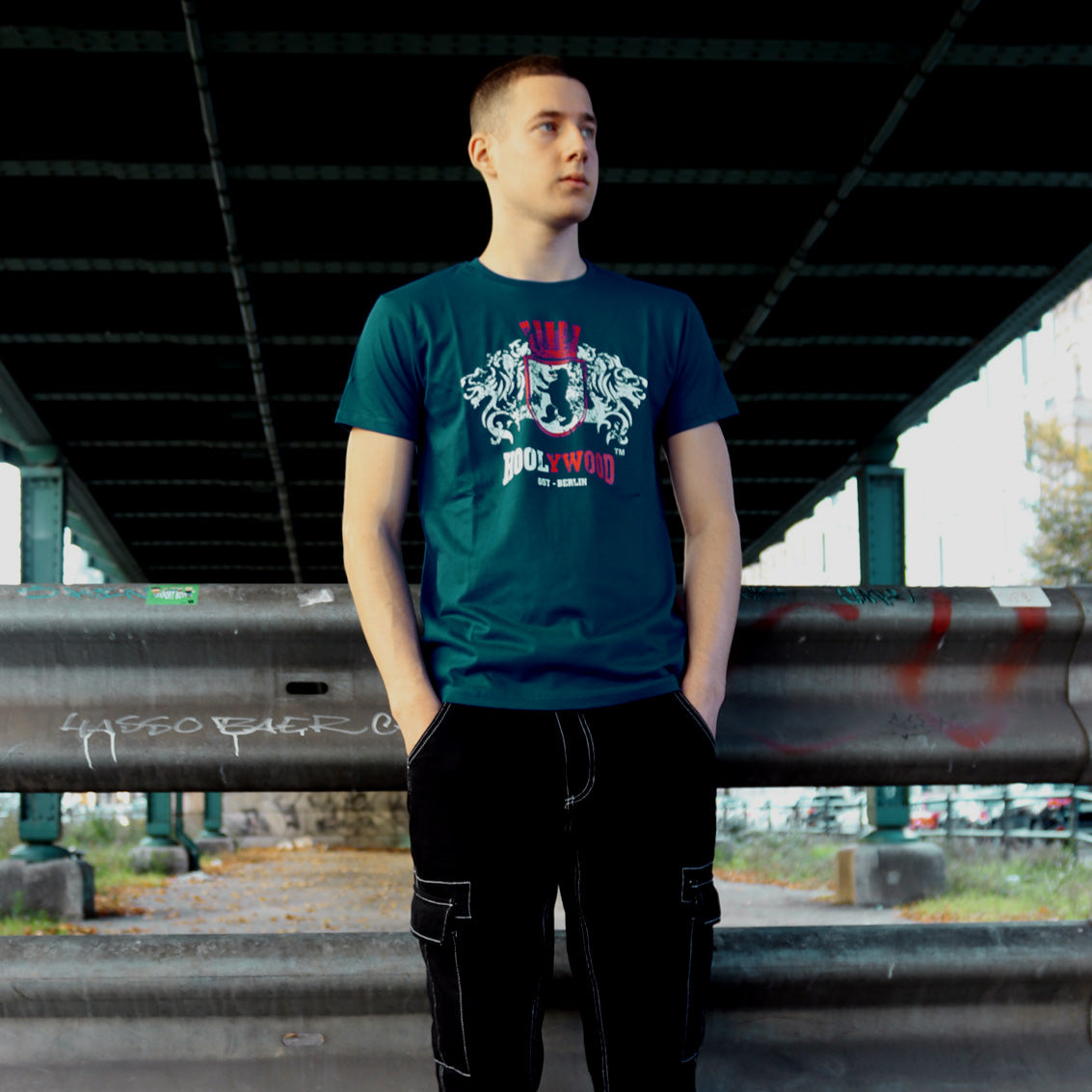 HOOLYWOOD – COAT OF ARMS T-Shirt/Nicki mit großem LION OST-BERLIN wappen Brustdruck Made in Germany (petrol blue)