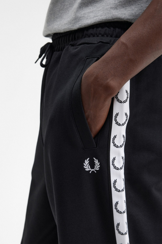 FRED PERRY Trainingshose - Track pants - aus einzigartigem Trikotstoff, Sportband mit Lorbeerkranz an der Seite (schwarz - black)